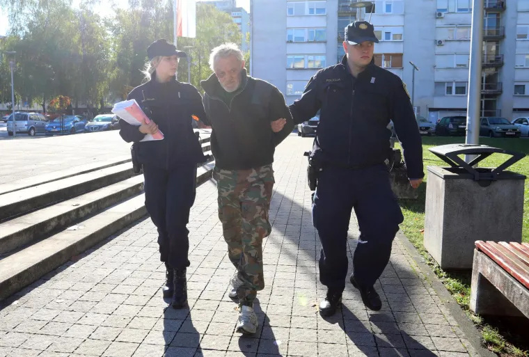 FOTO Pogledajte privođenje mahnitog ubojice koji je u Karlovcu oduzeo život bratiću i ranio susjeda