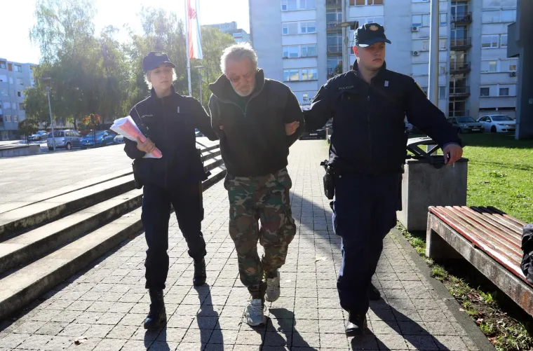 FOTO Pogledajte privođenje mahnitog ubojice koji je u Karlovcu oduzeo život bratiću i ranio susjeda