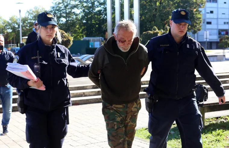FOTO Pogledajte privođenje mahnitog ubojice koji je u Karlovcu oduzeo život bratiću i ranio susjeda