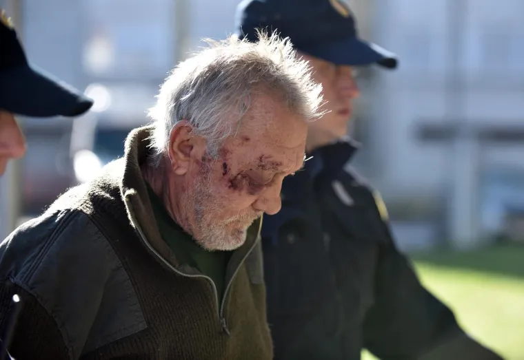 FOTO Pogledajte privođenje mahnitog ubojice koji je u Karlovcu oduzeo život bratiću i ranio susjeda