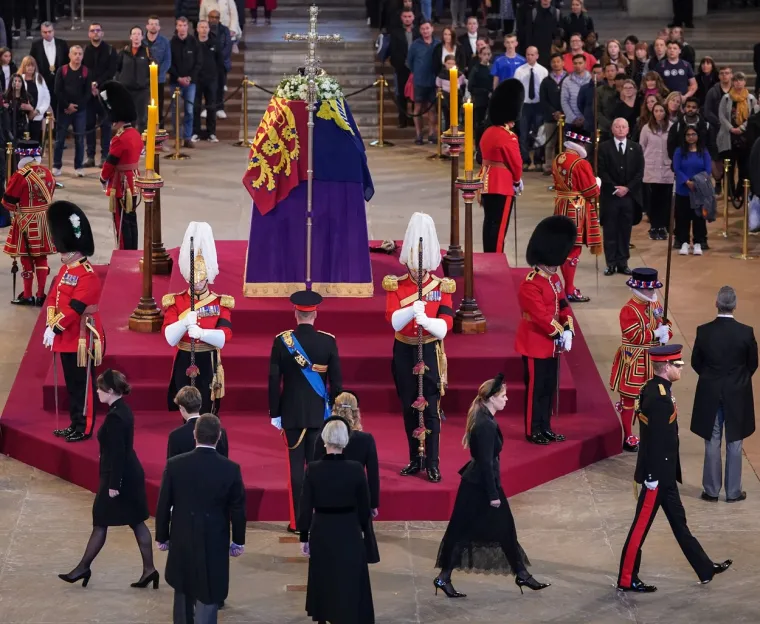 Veliki povijesni trenutak: Osmero unučadi kraljice Elizabete bdjelo nad njezinim lijesom