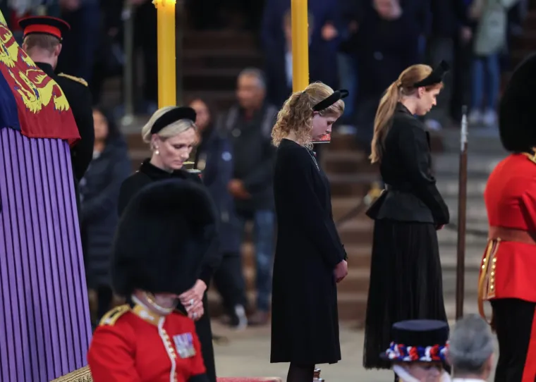 Veliki povijesni trenutak: Osmero unučadi kraljice Elizabete bdjelo nad njezinim lijesom