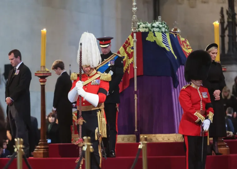 Veliki povijesni trenutak: Osmero unučadi kraljice Elizabete bdjelo nad njezinim lijesom