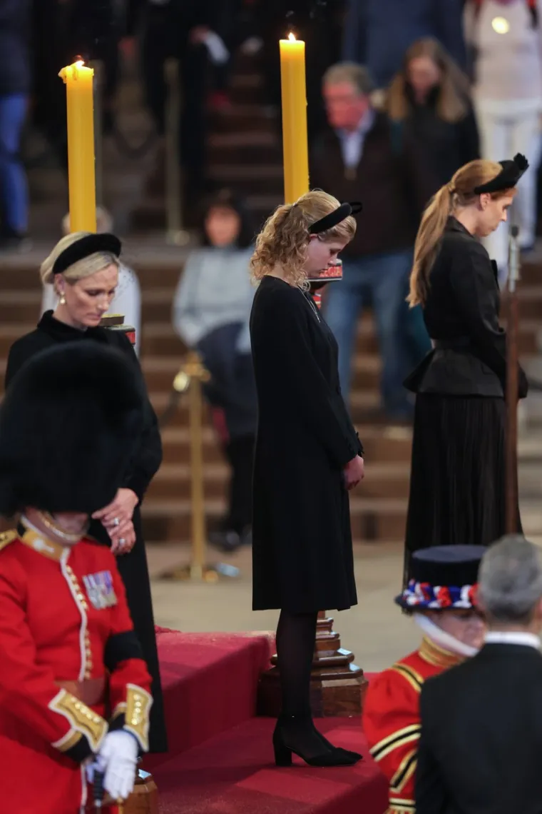 Veliki povijesni trenutak: Osmero unučadi kraljice Elizabete bdjelo nad njezinim lijesom