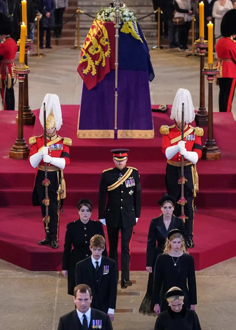 Veliki povijesni trenutak: Osmero unučadi kraljice Elizabete bdjelo nad njezinim lijesom
