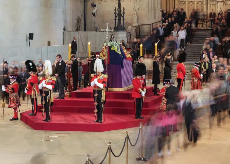 Veliki povijesni trenutak: Osmero unučadi kraljice Elizabete bdjelo nad njezinim lijesom