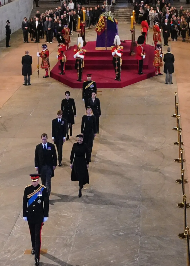 Veliki povijesni trenutak: Osmero unučadi kraljice Elizabete bdjelo nad njezinim lijesom