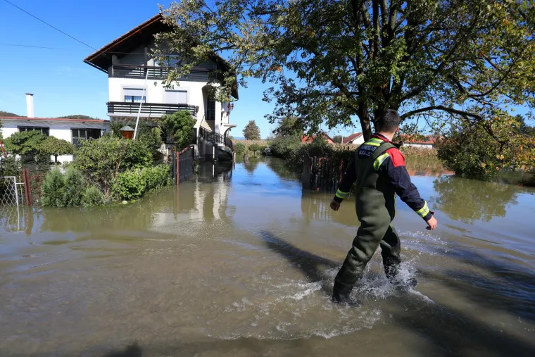 Karlovačko naselje u potpunosti je potopljeno, poplavljeno ili odsječeno stotinjak objekata