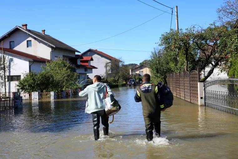 Karlovačko naselje u potpunosti je potopljeno, poplavljeno ili odsječeno stotinjak objekata