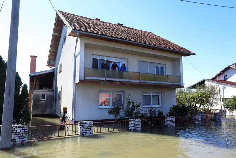 Karlovačko naselje u potpunosti je potopljeno, poplavljeno ili odsječeno stotinjak objekata