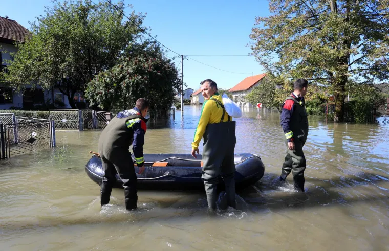 Karlovačko naselje u potpunosti je potopljeno, poplavljeno ili odsječeno stotinjak objekata