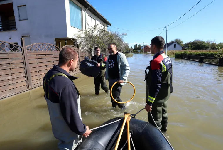 Karlovačko naselje u potpunosti je potopljeno, poplavljeno ili odsječeno stotinjak objekata