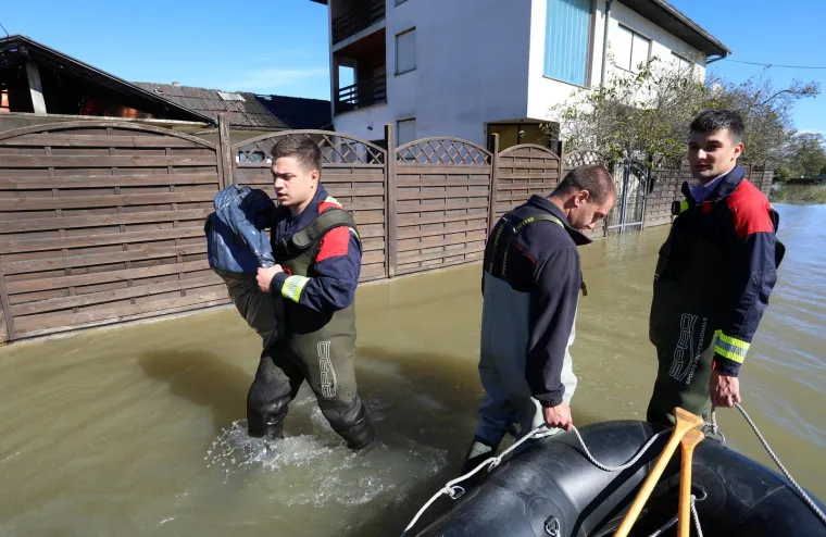 Karlovačko naselje u potpunosti je potopljeno, poplavljeno ili odsječeno stotinjak objekata