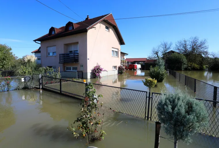 Karlovačko naselje u potpunosti je potopljeno, poplavljeno ili odsječeno stotinjak objekata