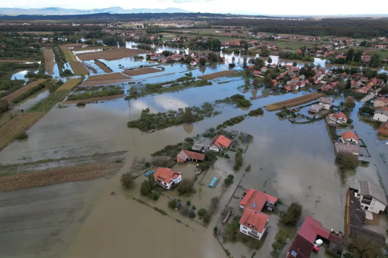 Ovako izgleda potopljeno karlovačko naselje iz zraka: Pogledajte kakve posljedice je za sobom ostavila obilna kiša