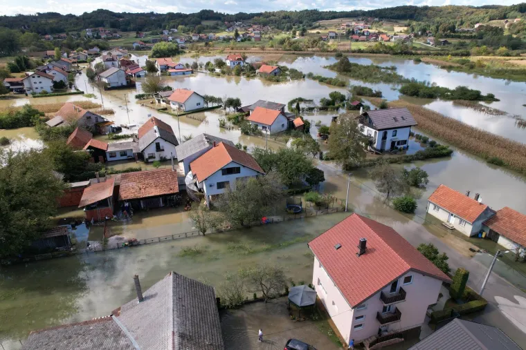 Ovako izgleda potopljeno karlovačko naselje iz zraka: Pogledajte kakve posljedice je za sobom ostavila obilna ki&scaron;a