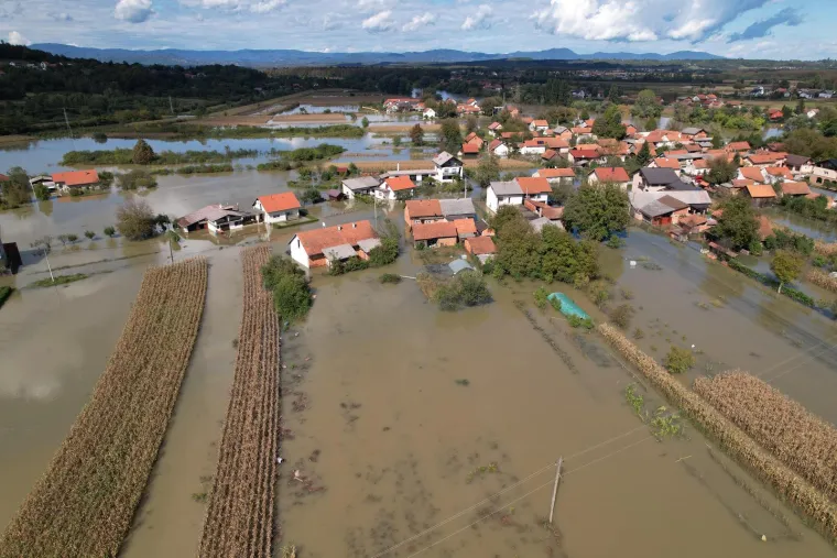 Ovako izgleda potopljeno karlovačko naselje iz zraka: Pogledajte kakve posljedice je za sobom ostavila obilna ki&scaron;a