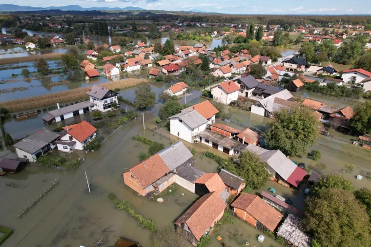 Ovako izgleda potopljeno karlovačko naselje iz zraka: Pogledajte kakve posljedice je za sobom ostavila obilna ki&scaron;a