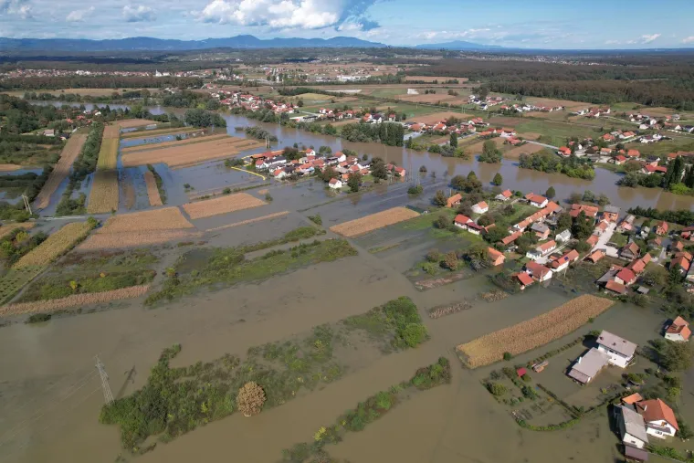 Ovako izgleda potopljeno karlovačko naselje iz zraka: Pogledajte kakve posljedice je za sobom ostavila obilna ki&scaron;a