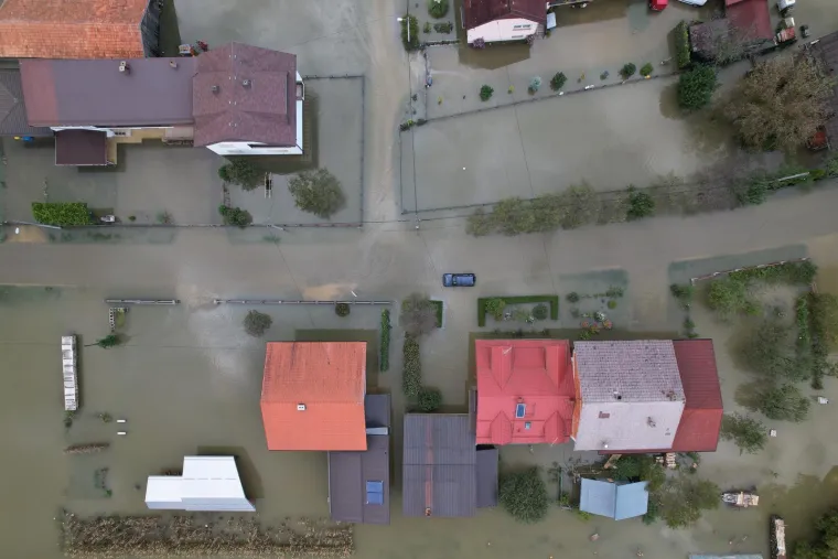 Ovako izgleda potopljeno karlovačko naselje iz zraka: Pogledajte kakve posljedice je za sobom ostavila obilna ki&scaron;a