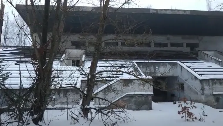 Navodno su nogometaši tog 26. travnja 1986. godine bili na treningu kada su se ljudi u zaštitnim odijelima spustili helikopterom pokraj igrališta i započeli evakuaciju.

Klub je nakon tog tragičnog događaja podijelio tužnu sudbinu samog grada. Pripjat je zauvijek napušten, a Stroitel se premjestio u novi grad Slavutych zajedno s brojnim evakuiranim stanovnicima iz Pripjata.