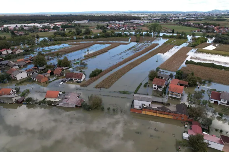 Pogled iz zraka na poplavljeno mjesto Brodarci kod Karlovca koje je najgore prošlo u izlijevanju Kupe