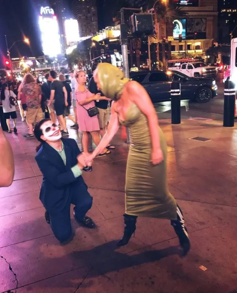 Pjevačica Nataša Bekvalac napravila je pomutnju svojom posljednjom fotografijom na Instagramu. - Rekla sam &quot;da&quot; - napisala je kratko u svom stilu, dok na fotki vidimo kako našminkani muškarac kleči ispred nje i drži je za ruku.