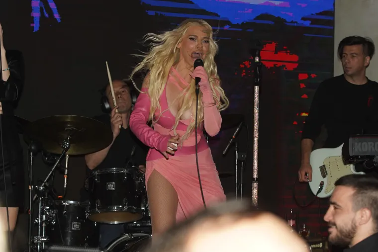 &quot;Riječ je o Srbinu koji desetljećima živi u Chicagu, tamo je odrastao. Vlasnik je firme za transport i ima desetke kamiona u svom vlasništvu. Izuzetno je imućan i uspješan u poslu kojim se bavi. On je na jednom nastupu uspio prići Nataši i tada ju je pitao da se uda za njega&quot;, objasnio je izvor te otkrio kako je pjevačica reagirala na bračnu ponudu.