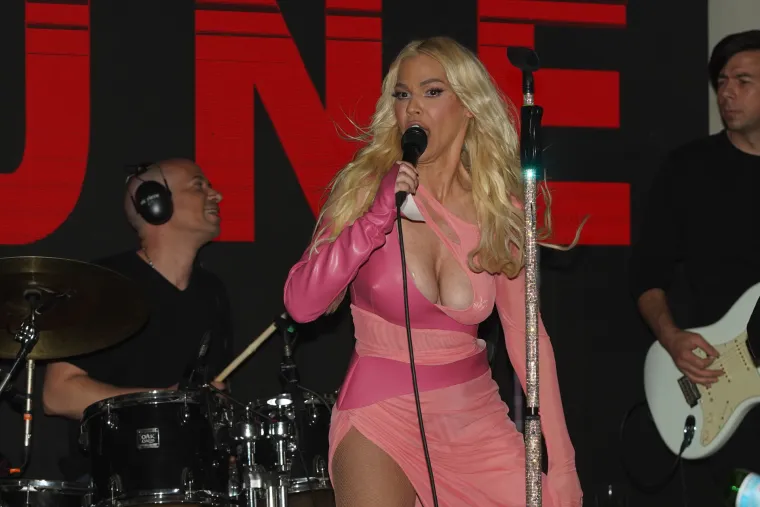 &quot;Žena sam koja vjeruje u život i u ljubav. Ako idete čistog srca i kroz život i kroz ljubav, ništa ne može biti greška, već samo vama namijenjen način da spoznate što ne biste trebali živjeti. Nitko iz odnosa nije otišao i zajednicu napustio zato što je bio sretan, zadovoljan i osjećao se sigurnim. Zato svoje poteze ne smatram gubitničkim niti na svoje veze gledam kao na brodolome, već na hrabre poteze koji će mi dati priliku da se ne osjećam loše i šansu da sljedeći put uspijem&quot;, rekla je pjevačica jednom prilikom. 