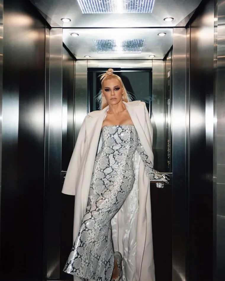 Nataša Bekvalac iza sebe ima tri razvoda. Prvi suprug pozate pjevčice bio je vaterpolist Danilo Ikodinović. Vjenčali su se 2006. u crkvi Svetog Nikolaja u Sremskim Karlovcima, a godinu dana prije toga vjenčali su se u tajnosti. Supružnici su dobili kćer Hanu 2007., a godinu dana kasnije su navodno počeli njihovi bračni problemi nakon što je Danilo doživio tešku prometnu nesreću. Nataša je tada, kako su prenosili tamošnji mediji, govorila da joj je to najteže razdoblje u životu. Počela su i šuškanja da je par u lošim odnosima, a razveli su se 2011. Kružile su glasine da je vaterpolist prevario Bekvalac, no ona to nikad nije potvrdila.