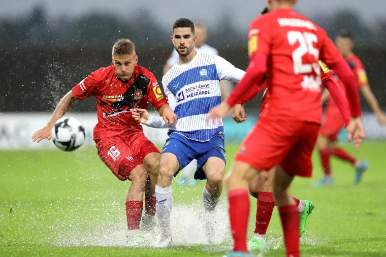 HNL GALERIJA  Armada izvjesila novu žestoku poruku, Torcida i BBB opet priredili spektakl na tribinama