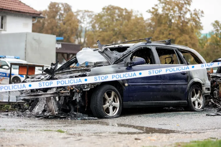 Dva automobila noćas su izgorjela u Vrapču. Sve je navodno krenulo od BMW-a...