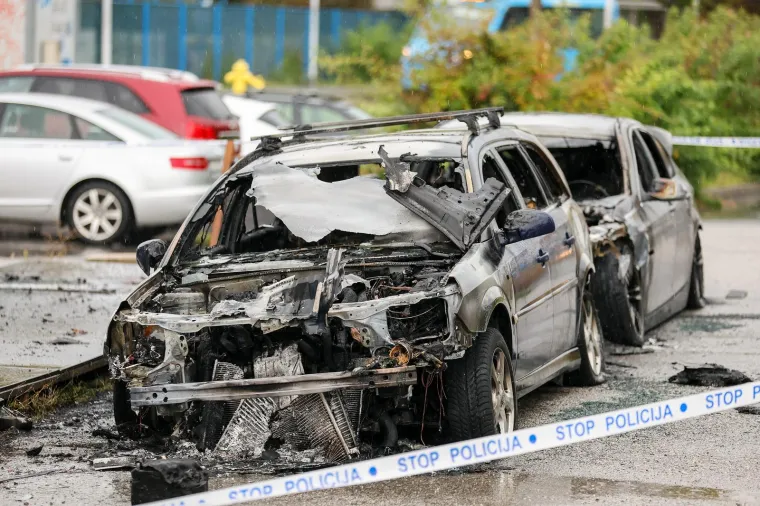 Dva automobila noćas su izgorjela u Vrapču. Sve je navodno krenulo od BMW-a...