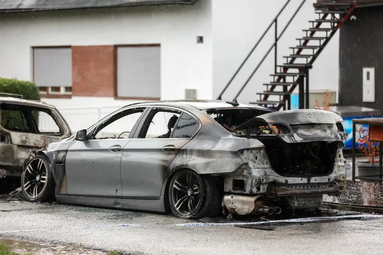 Dva automobila noćas su izgorjela u Vrapču. Sve je navodno krenulo od BMW-a...