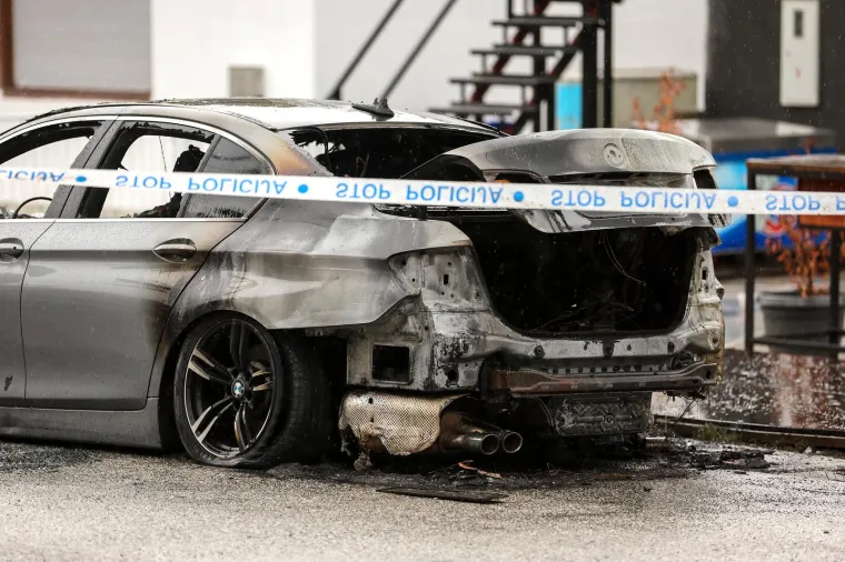 Dva automobila noćas su izgorjela u Vrapču. Sve je navodno krenulo od BMW-a...