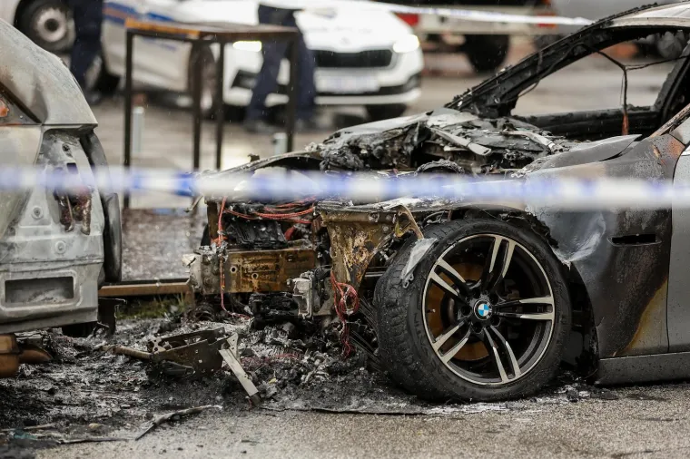 Dva automobila noćas su izgorjela u Vrapču. Sve je navodno krenulo od BMW-a...