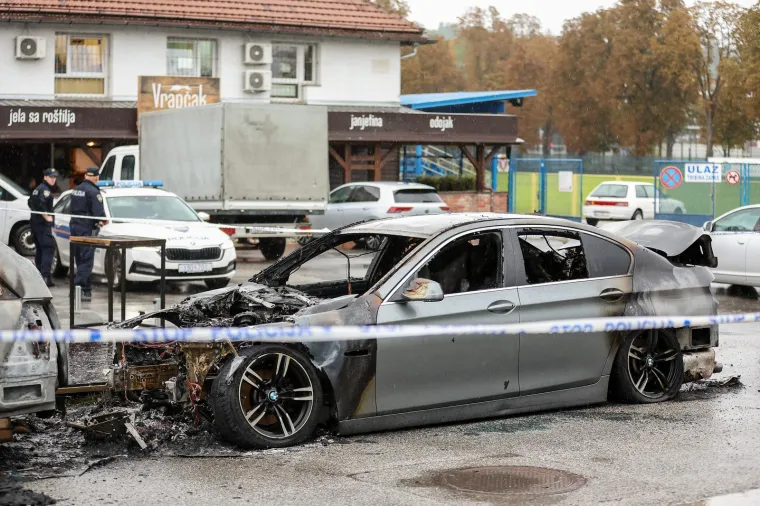 Dva automobila noćas su izgorjela u Vrapču. Sve je navodno krenulo od BMW-a...