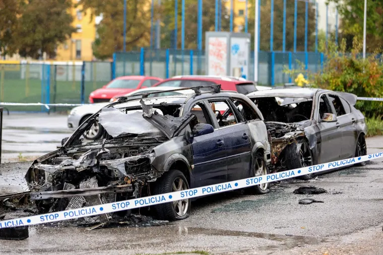 Dva automobila noćas su izgorjela u Vrapču. Sve je navodno krenulo od BMW-a...