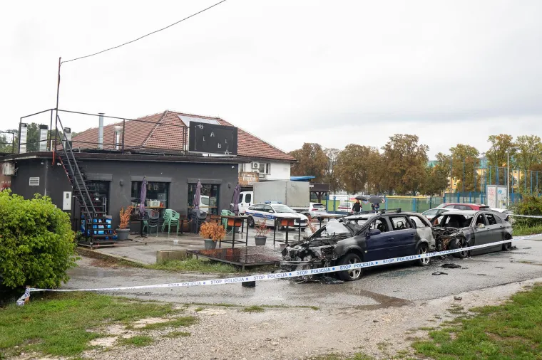 Dva automobila noćas su izgorjela u Vrapču. Sve je navodno krenulo od BMW-a...
