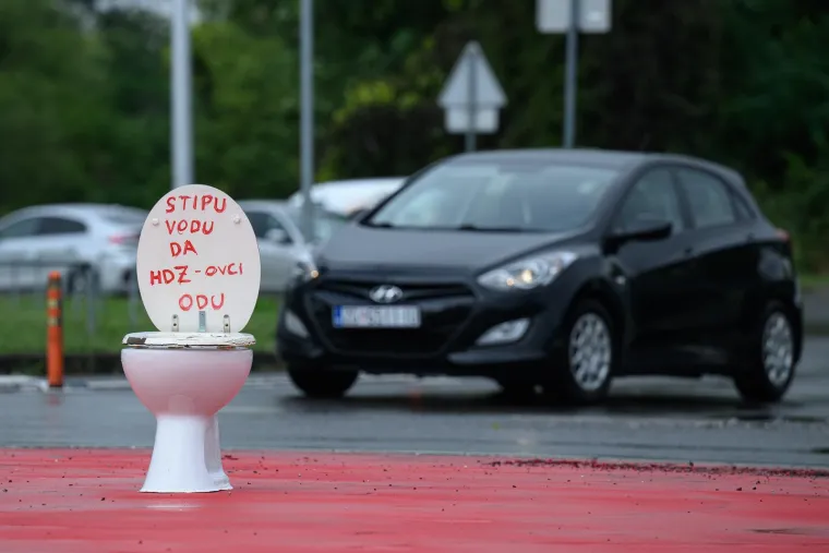 Plenkoviću i družini ovo se neće svidjeti: Netko je na kružnom toku stavio WC školjku s natpisom koji će razbjesniti HDZ-ovce