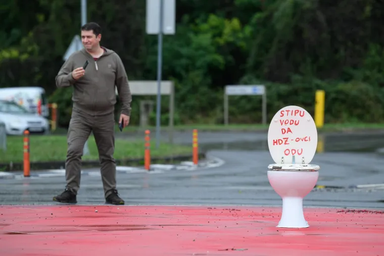 Plenkoviću i družini ovo se neće svidjeti: Netko je na kružnom toku stavio WC školjku s natpisom koji će razbjesniti HDZ-ovce