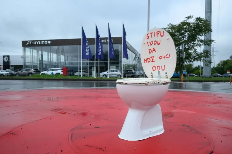 Plenkoviću i družini ovo se neće svidjeti: Netko je na kružnom toku stavio WC školjku s natpisom koji će razbjesniti HDZ-ovce