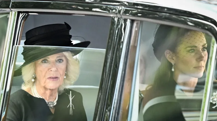 Upitan što je Camilla &apos;učinila&apos; u tom trenutku, Harry je odgovorio: &quot;Imam ogromnu količinu suosjećanja s njom, znate. Budući da je bila treća osoba u braku mojih roditelja i imala je reputaciju, ili imidž, za rehabilitaciju&quot;.

