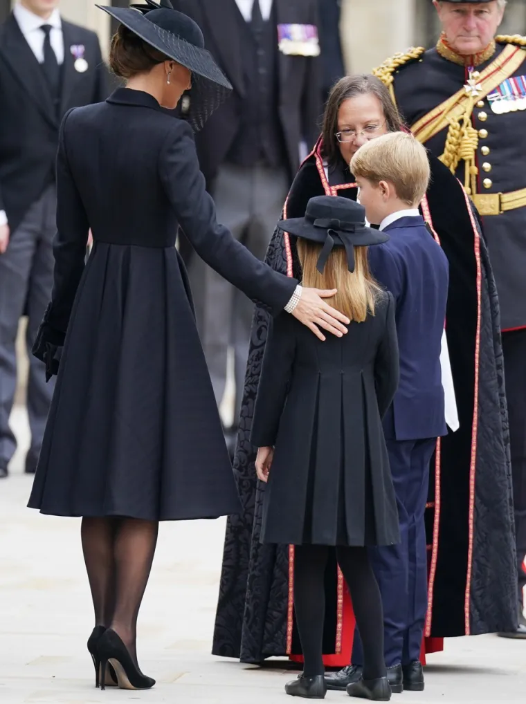 Supruge prinčeva stigle odvojeno, a onda su se ipak našle: Meghan Markle i Kate Middleton šutke stoje s djecom