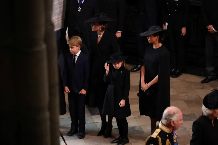 Supruge prinčeva stigle odvojeno, a onda su se ipak našle: Meghan Markle i Kate Middleton šutke stoje s djecom