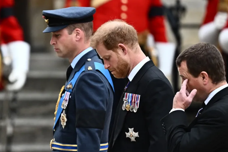 Zavađena braća zajedno u tuzi: William i Harry koračaju jedan drugom uz bok, izrazi lica sve govore