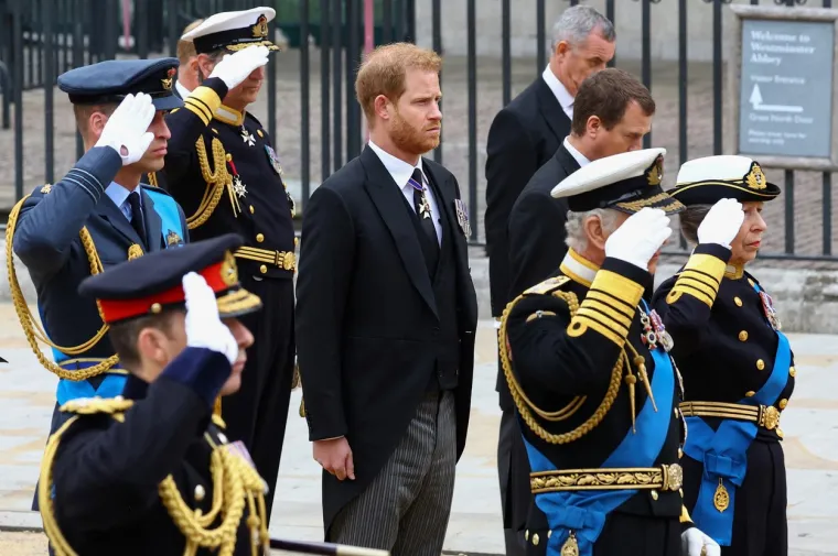 Zavađena braća zajedno u tuzi: William i Harry koračaju jedan drugom uz bok, izrazi lica sve govore