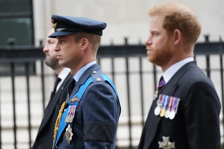 Zavađena braća zajedno u tuzi: William i Harry koračaju jedan drugom uz bok, izrazi lica sve govore