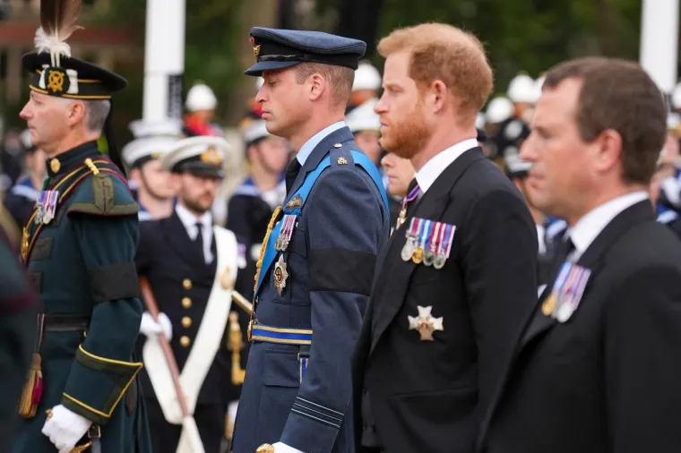 Zavađena braća zajedno u tuzi: William i Harry koračaju jedan drugom uz bok, izrazi lica sve govore