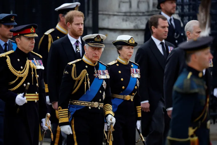 Zavađena braća zajedno u tuzi: William i Harry koračaju jedan drugom uz bok, izrazi lica sve govore